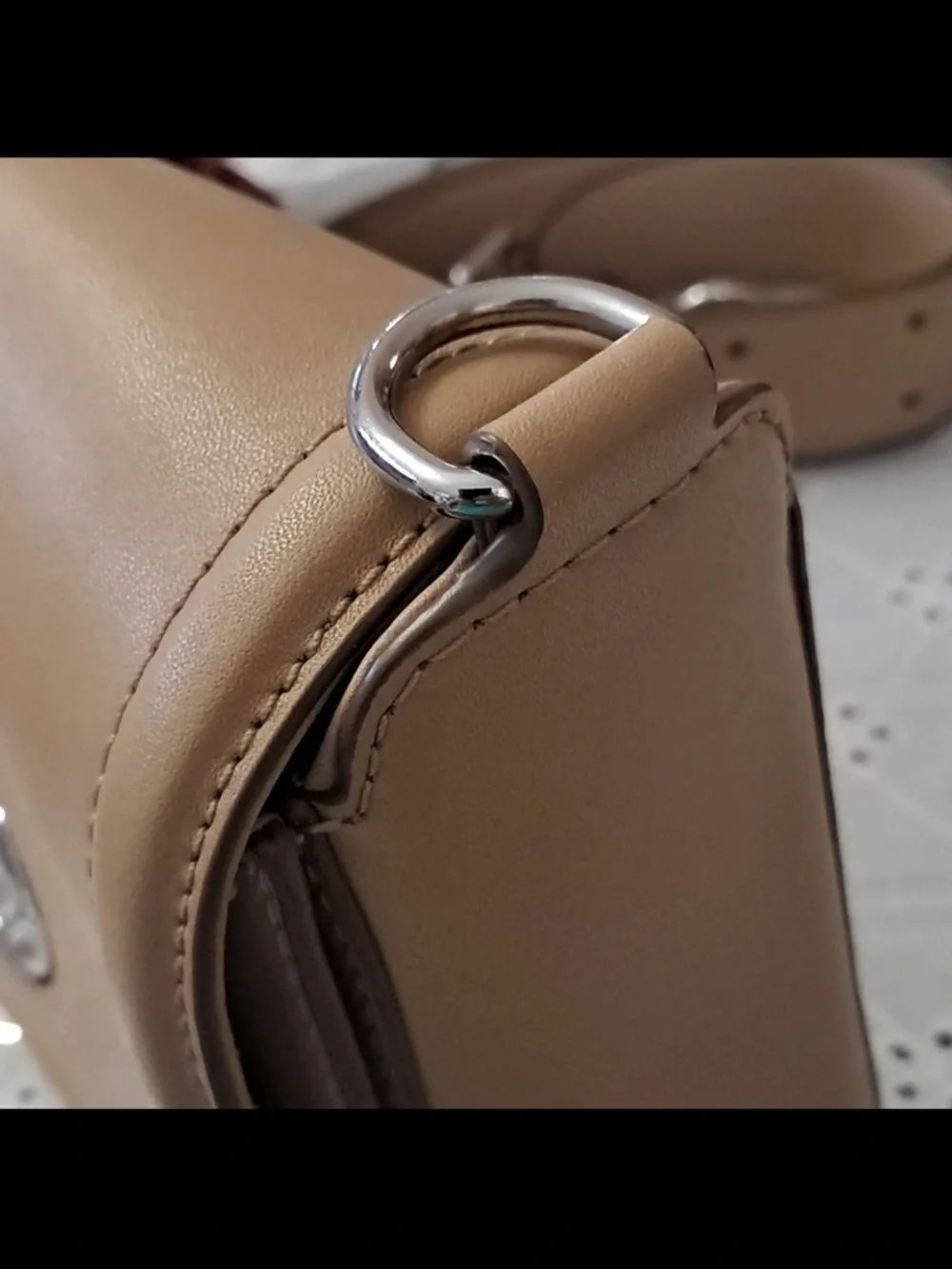 Marc Jacobs Beige Leather Crossbody with Signature Medallion - Picture 5 of 16